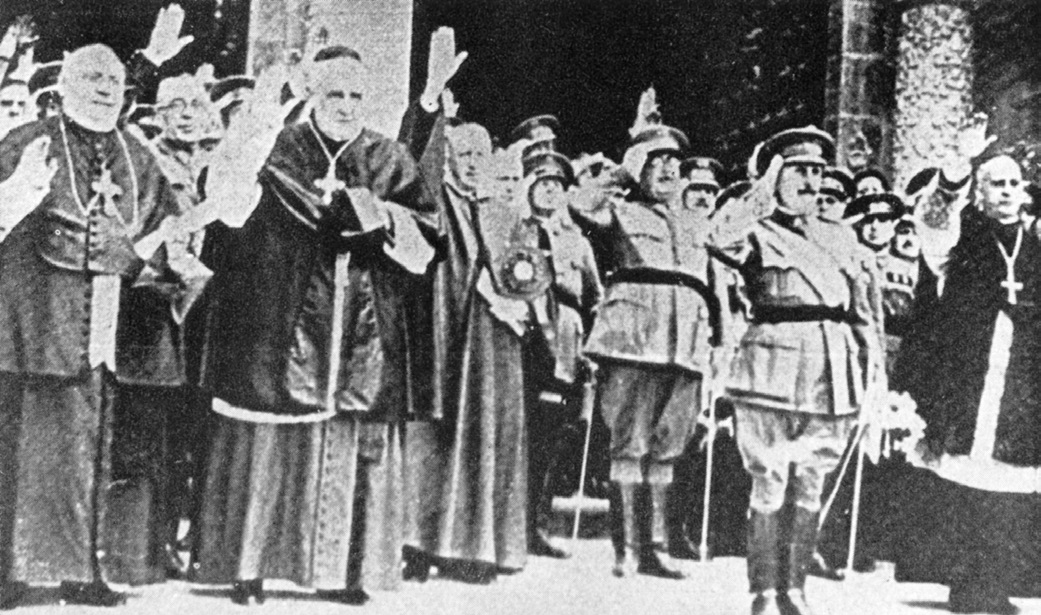 Vůdcové protirepublikánského povstání Francisco Franco a Gonzalo Queipo de Llano ve společnosti sevillského arcibiskupa.