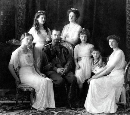 <br>Mikuláš II. s carevnou Alexandrou Fjodorovnou a dětmi, foto: Wikimedia Commons