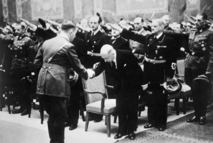 Emil Hácha s Adolfem Hitlerem na pohřbu Reinharda Heydricha, foto: Wikimedia Commons