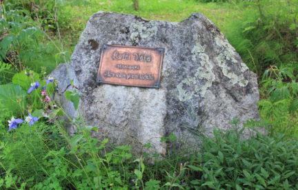 Památník na místě rodného domu Katri Valy v Muoniu