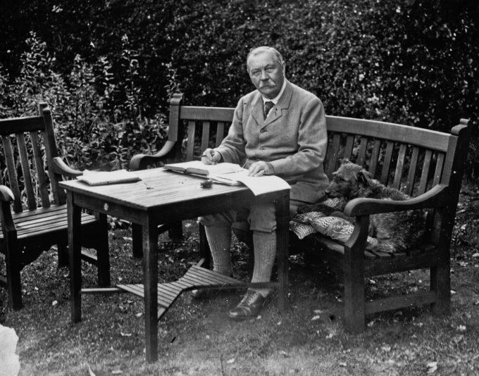 Sir Arthur ve své zahradě, foto: Fox Photos / Hulton Archive