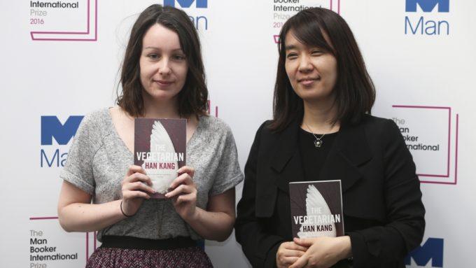 Překladatelka Deborah Smithová a spisovatelka Han Kang, foto: Neil Hall/Reuters