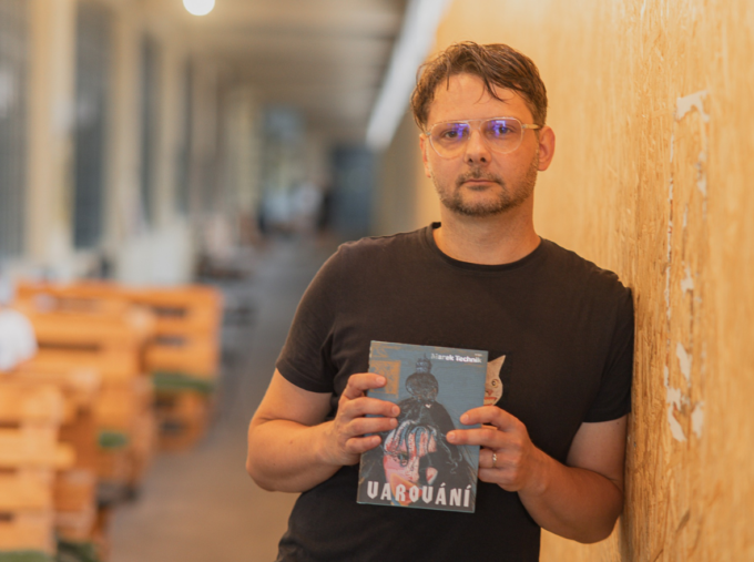 Marek Technik se svou knihou, foto: nakladatelství Argo