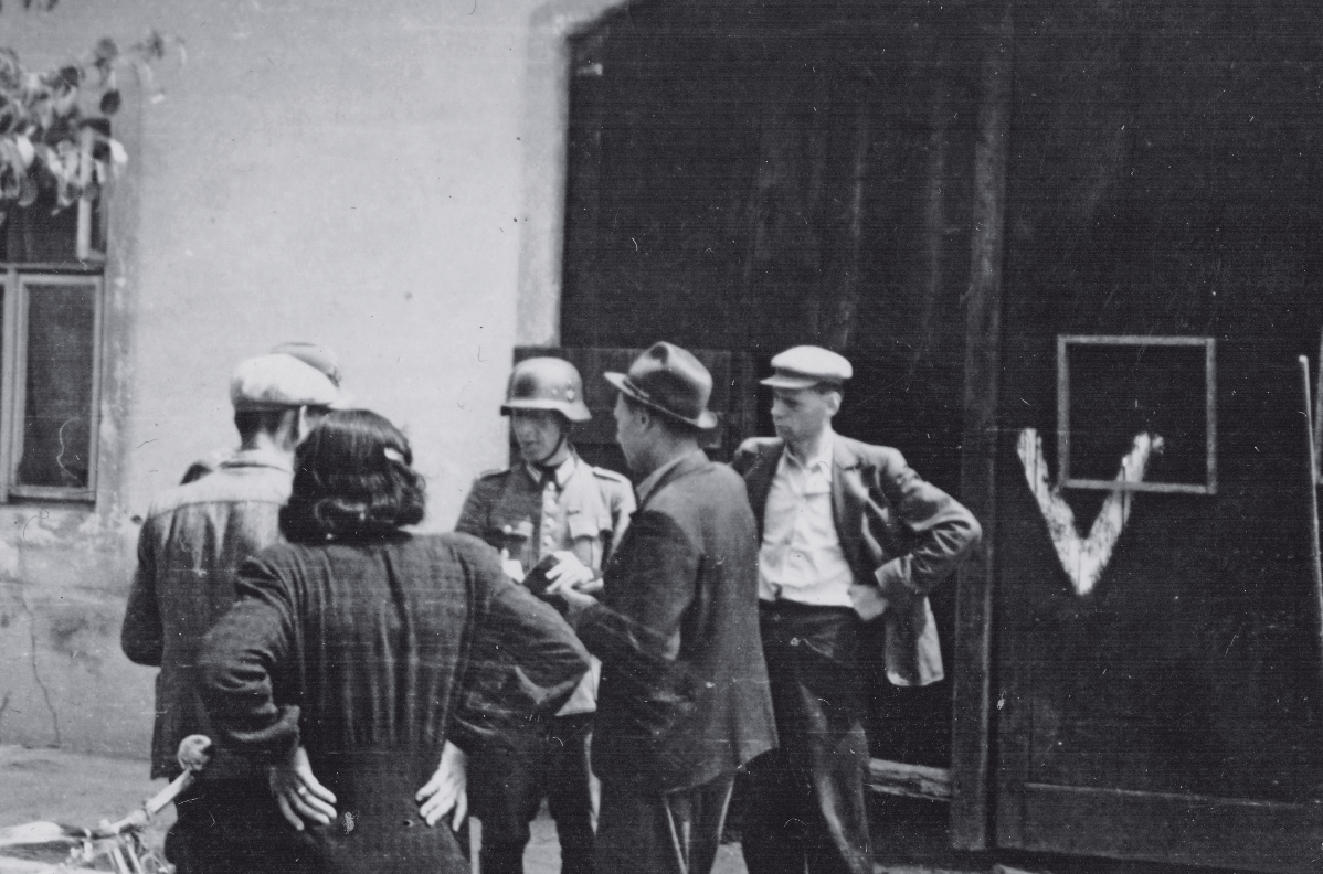 Série tří snímků (další dva viz níže) zobrazuje pátrání po pachatelích atentátu. Na zadní straně je uvedeno: Liditz 1942. Lidické ženy prostředí na snímcích nepoznaly. Považujme tak snímky za ilustrační fota plošného pročesávání protektorátu.