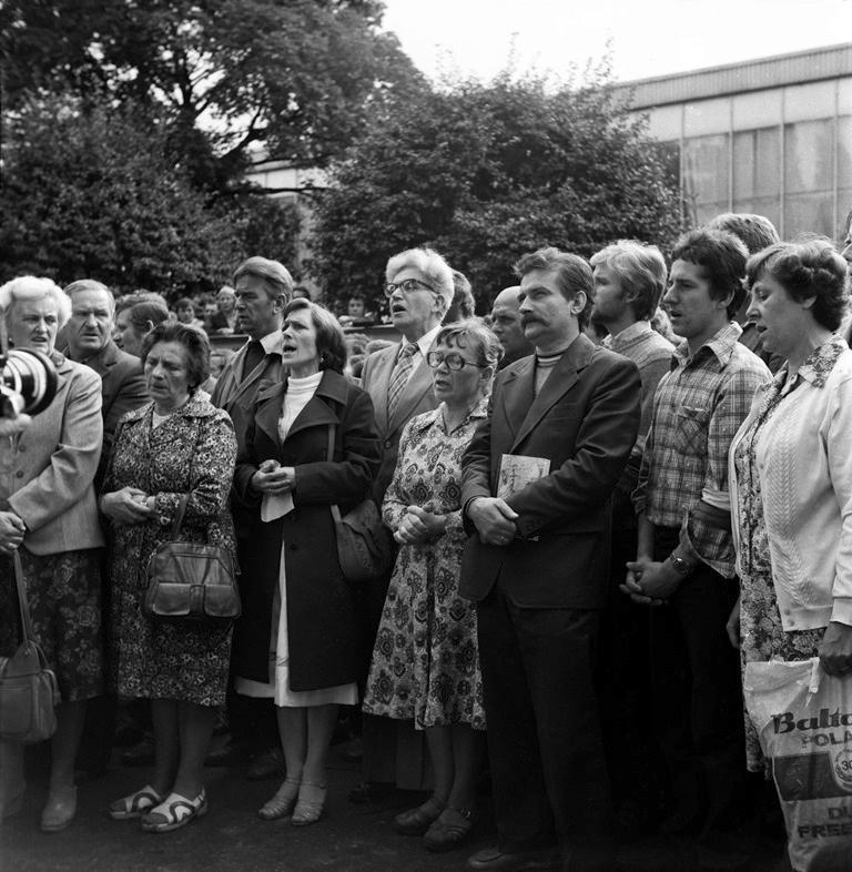 Anna Walentynowiczová a Lech Wałęsa při mši během srpnové stávky v roce 1980, foto: Tadeusz Kłapyta