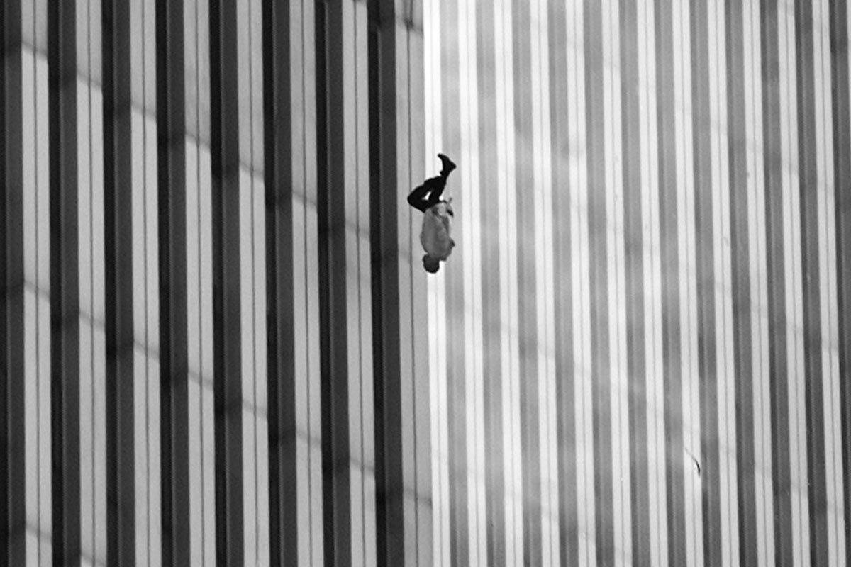 Padající muž, foto: Richard Drew