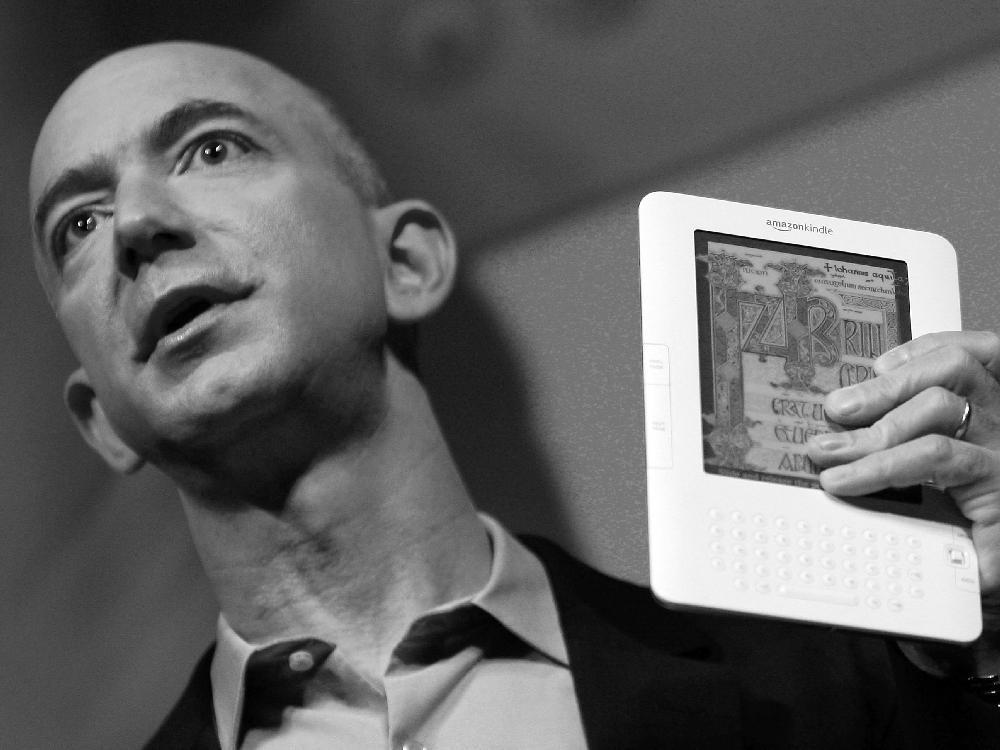 Jeff Bezos se čtečkou Kindle, foto: Business Insider