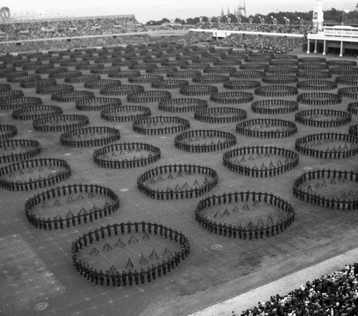 Den ozbrojených sil na I. celostátní spartakiádě v červenci 1955. Cvičení s puškou, foto: Česká televize