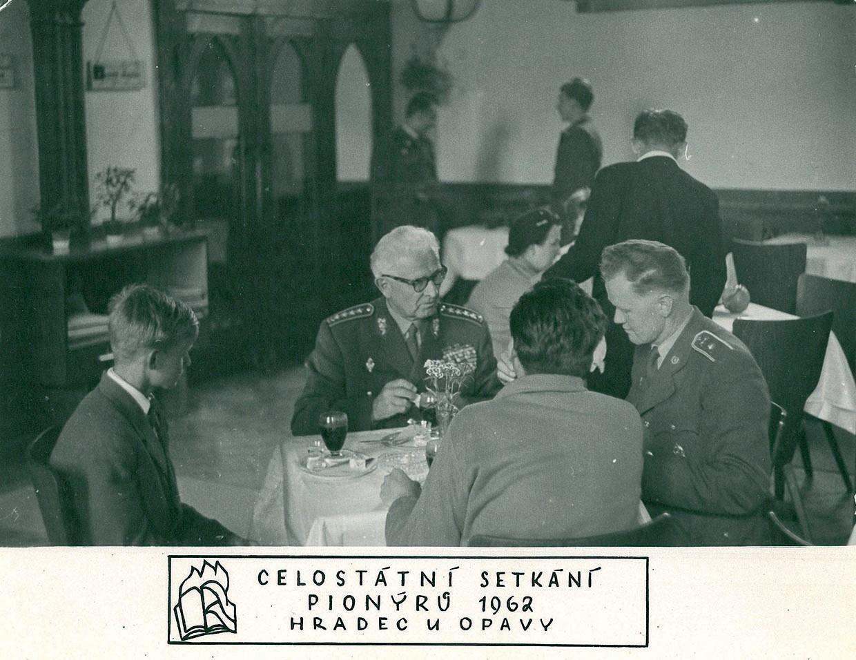 Gen. L. Svoboda v restauraci zámku na celostátním setkání pionýrů v Hradci nad Moravicí (1962), foto: Academia