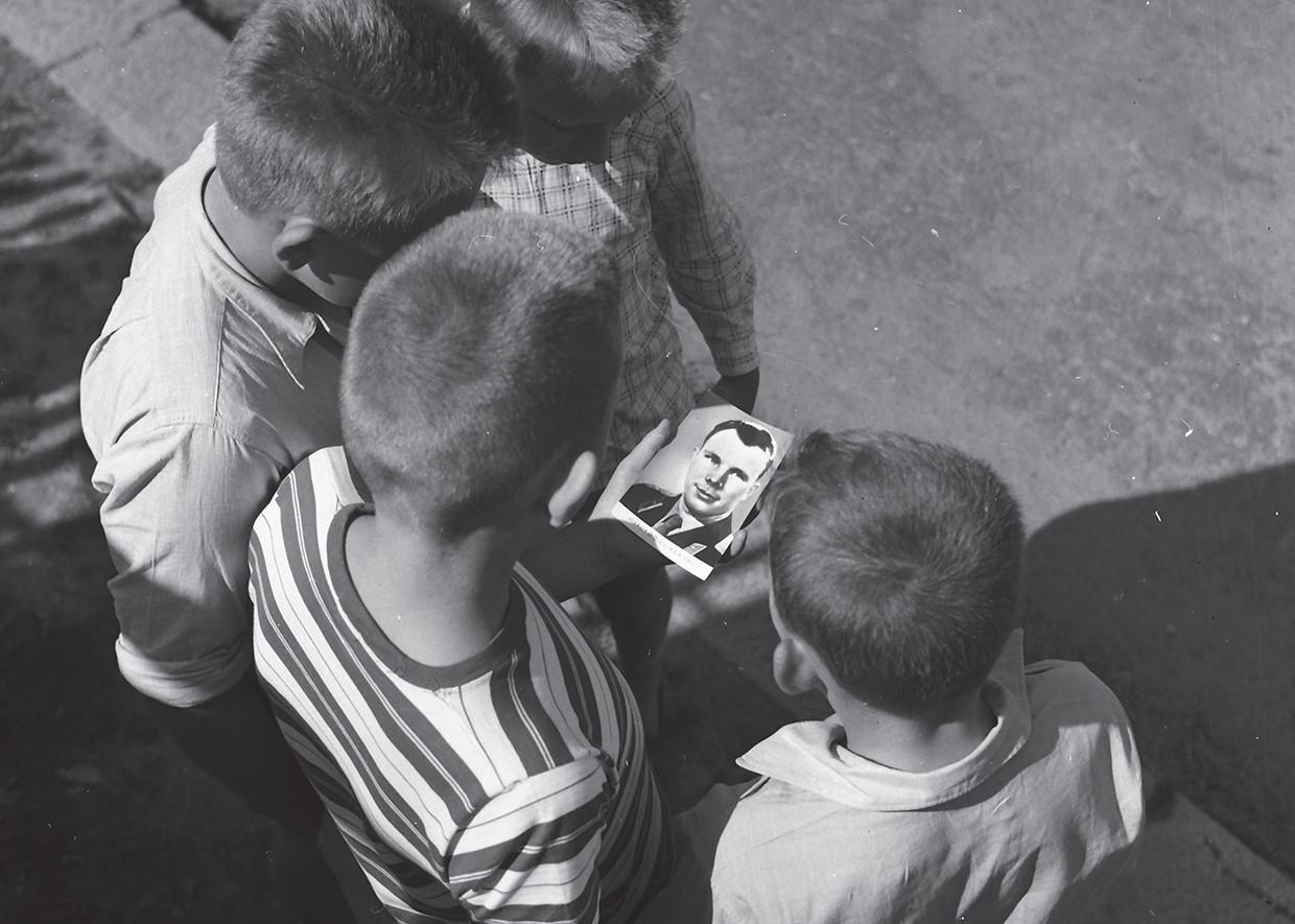 Děti s fotografií Jurije Gagarina (20. 4. 1961, Třešť). foto: M. Čučka