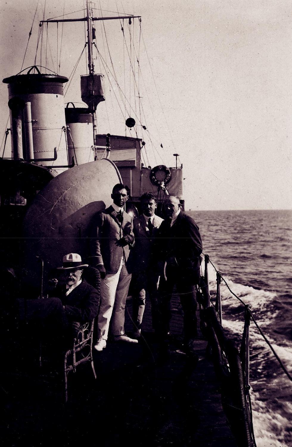 Právník a diplomat Vladimír Kučera působil v letech 1921—1929 jako tajemník prezidenta republiky. Snímek z cesty TGM na Capri, momentka z lodi v Neapoli 28. května 1921. Zleva: T. G. Masaryk, Vladimír Kučera, Jan Šeba a Julius Kovanda, foto: Academie