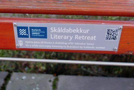 Literární lavička na Skólavörðustígur, ulici, která vede k chrámu Hallgrímskirkja