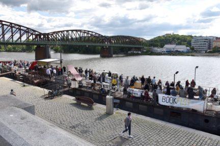 Bookfest v (A)VOID Floating Gallery, foto: Petr Nagy