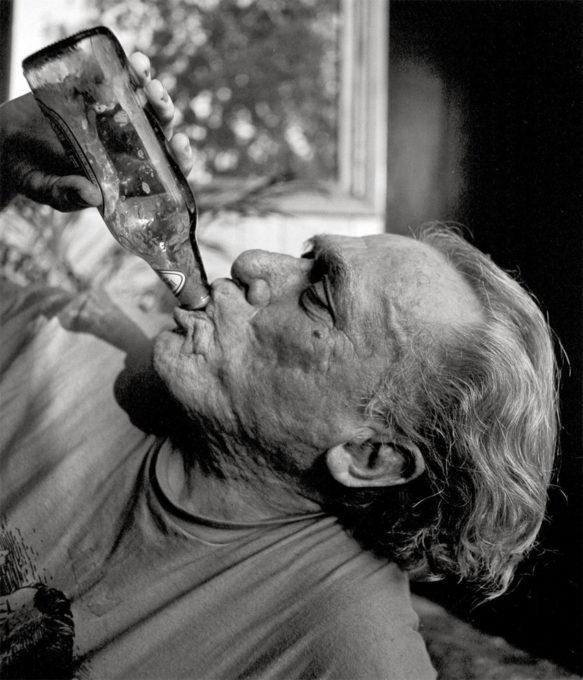 Charles Bukowski pije pivo, foto: Bukowski.net