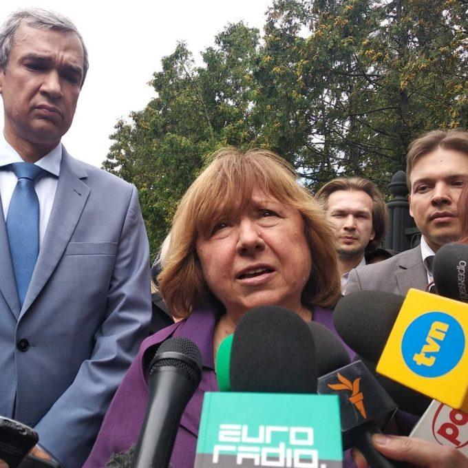 Světlana Alexijevičová před běloruskými novináři, foto: Facebooková stránka Světlany Alexijevičové