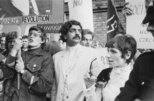 Tariq Ali 21. srpna 1968 demonstruje před ambasádou Sovětského svazu v Londýně proti invazi vojsk Varšavské smlouvy do Československa, foto: tariqali.com