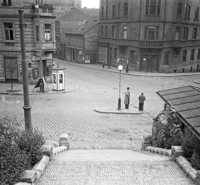 Svažující se ústí do ulice Donská, kde ještě nedávno býval penzion Arco, na dobové fotografii.