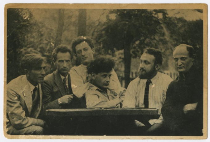 Umělecká skupina Di Chaliastre, uprostřed sedí Perec Markiš, foto: Blavatnik Archive Foundation