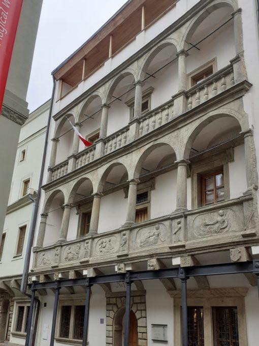 Renesanční Mydlářovský dům je sídlem Muzea loutkářských kultur