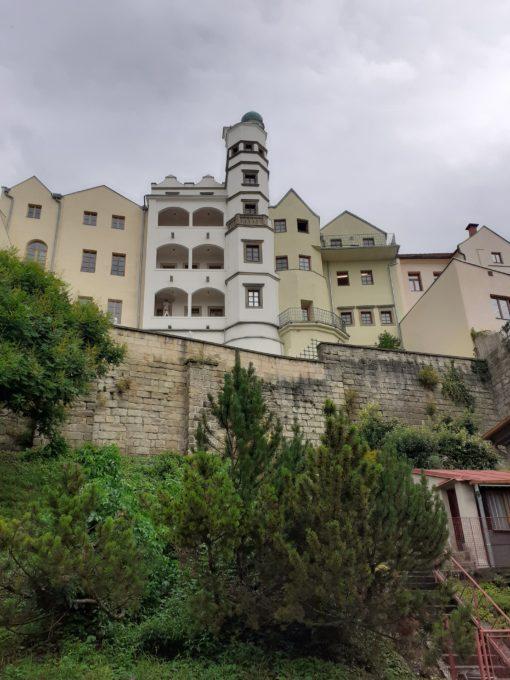 Mydlářovský dům s věžičkou se tyčí nad městskými hradbami