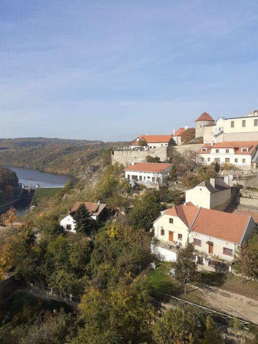 Znojemský hrad s rotundou, vlevo vodní nádrž Znojmo