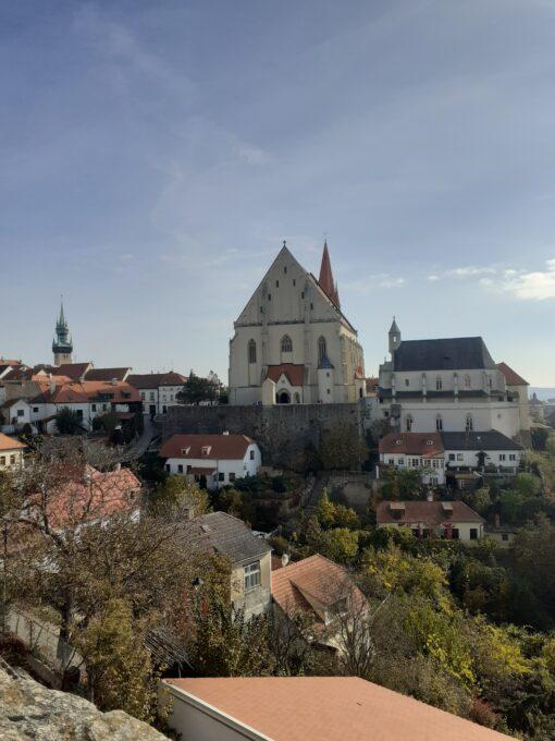 Pohled z hradu na radniční věž, kostel sv. Mikuláše a Svatováclavskou kapli