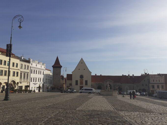 Masarykovo (Dolní) náměstí s Domem umění, Vlkovou věží a kapucínským klášterem