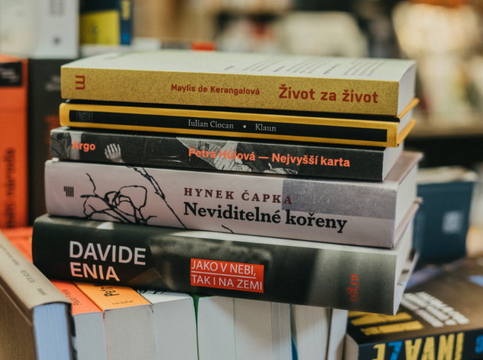 Březen na pultě karlínského knihkupectví Přístav, foto: Barbora Maršíček