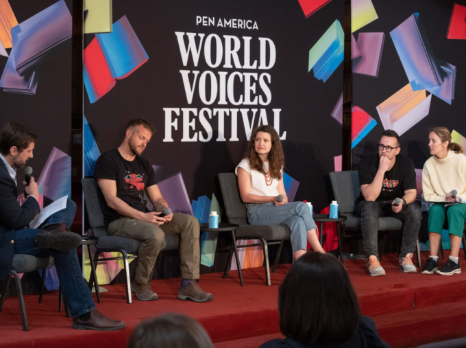 Panel nazvaný „Ukrajinští autoři ve válce“ s Artemem Čapajem, Artemem Čechem, Irynou Cilyk a moderátorem Philem Klayem na festivalu World Voices (Hlasy ze světa), foto: Beowulf Sheehan / PEN America