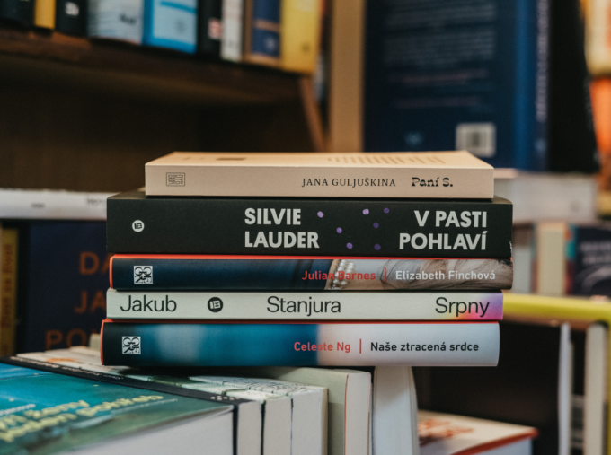 Červen na pultě karlínského knihkupectví Přístav, foto: Barbora Maršíček