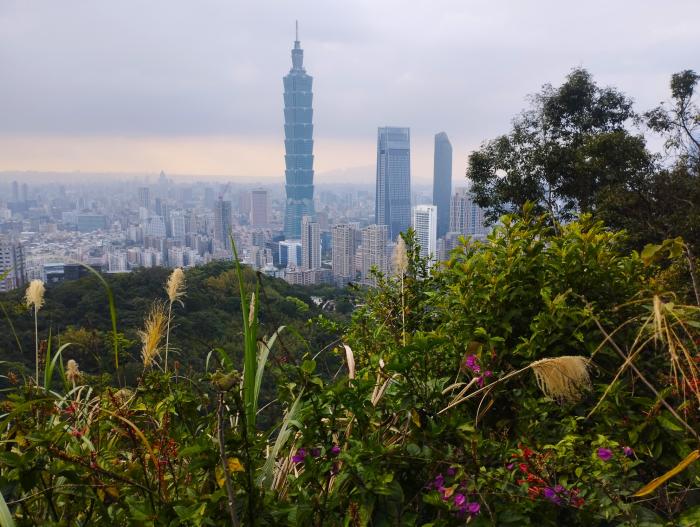 Mrakodrap Taipei 101 v hlavním městě Tchajwanu je vysoký přes 500 metrů, na snímku při pohledu ze Sloní hory. U jeho paty stojí World Trade Center, v němž se konal veletrh knih TIBE. Foto: David Konečný