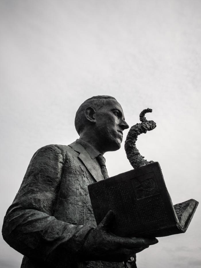 Socha H.P. Lovecrafta ve městě Providence umělce Gage Prentisse (foto: David_Lepage)