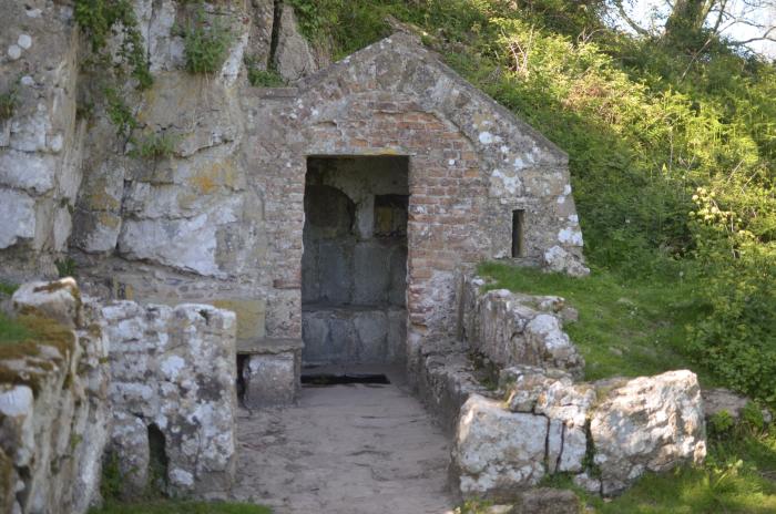  Studna sv. Seiriola (Ffynnon Seiriol) na ostrově Anglesey v severním Walesu. Studna, stejně jako přilehlé zbytky kláštera, který světec založil, pochází ze 6. století. Dnes jde o součást bývalého augustiniánského převorství v Penmonu (Penmon Priory). Foto Klára Krásenská. 