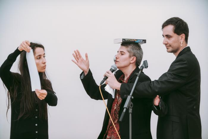 Terézia Klasová, Richard L. Kramár a Ondřej Macl při performance na večírku Psího vína PV: IS DEAD, LONG LIVE: PV. Foto Ondřej Konrád.