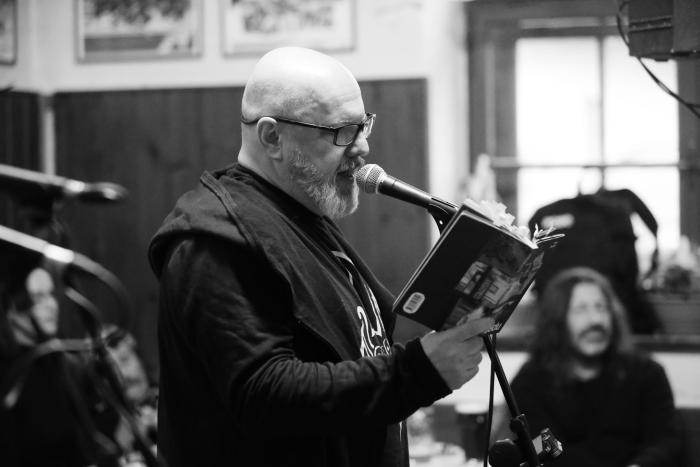 Karel Škrabal čte z knihy Jedu na jejím uvedení letos v dubnu v hostinci U Lípy ve Zborné u Jihlavy (foto: Tomáš Blažek)