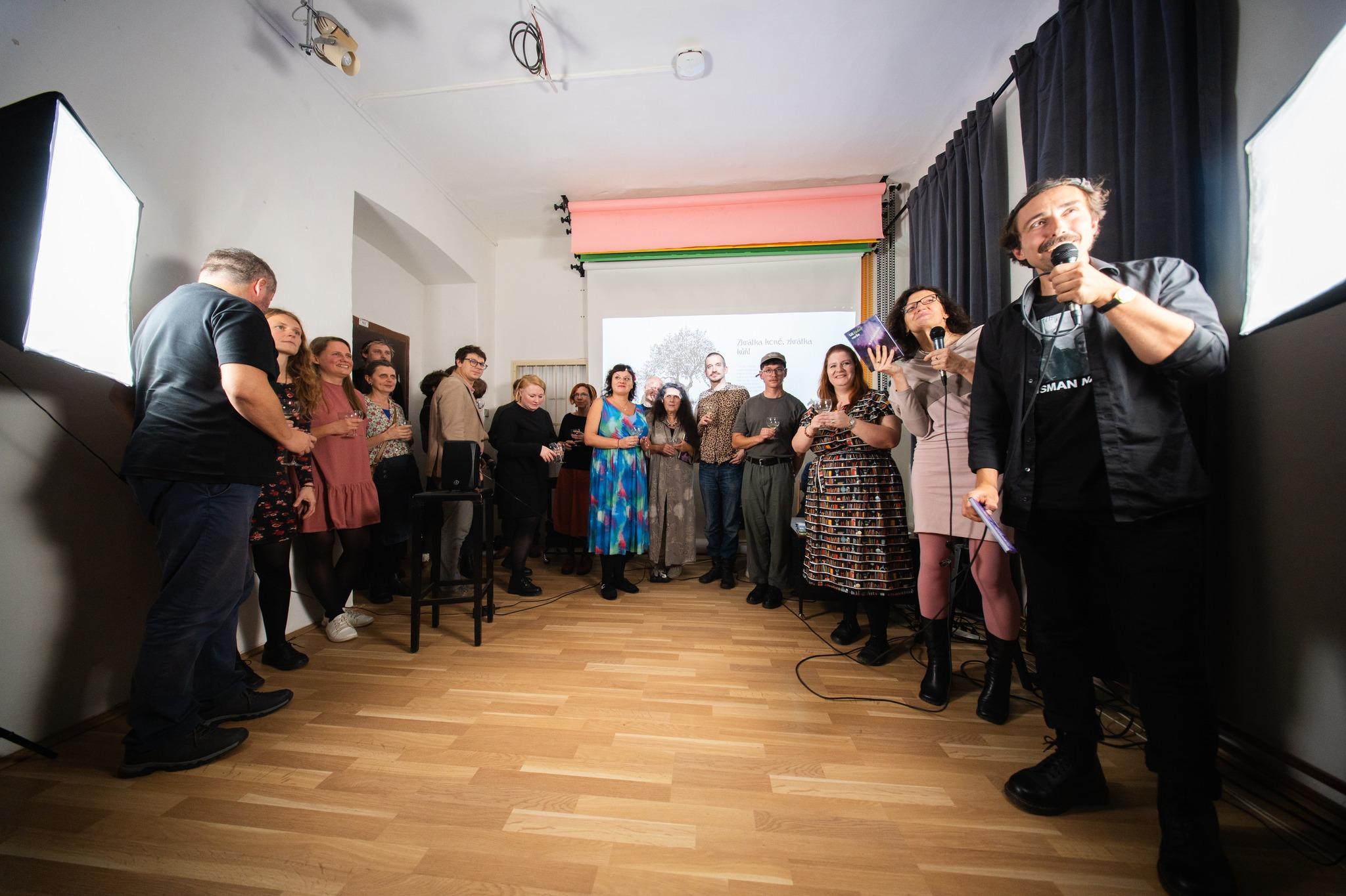 Básníci a básnířky na uvedení knihy v Čítárně HYB4. Foto: Adriána Vančová, Revue Prostor.
