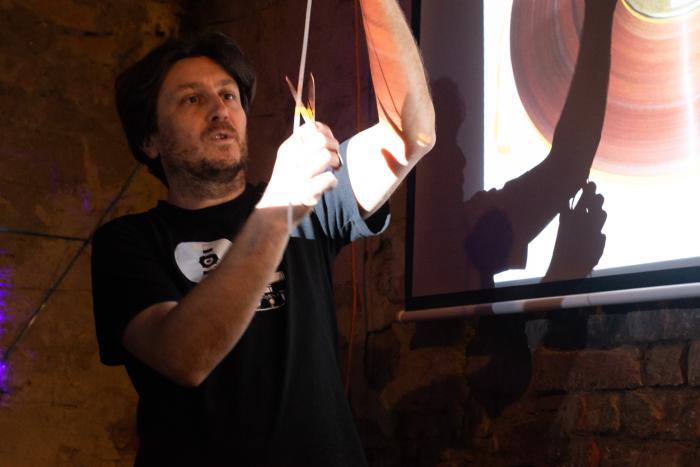 Pavel Novotný při stříhání pásku