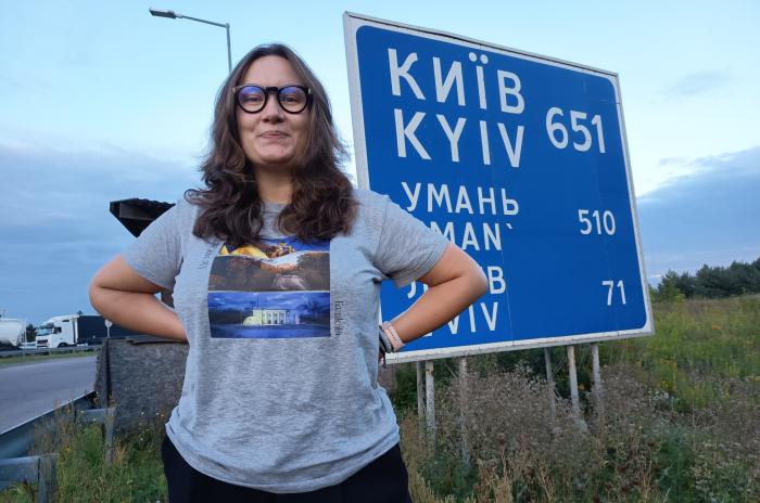 Anastasija Hoisa po překročení hranic. Do Lvova 71 km, do rodného Bachmutu asi 1370. Foto: Ivan Motýl
