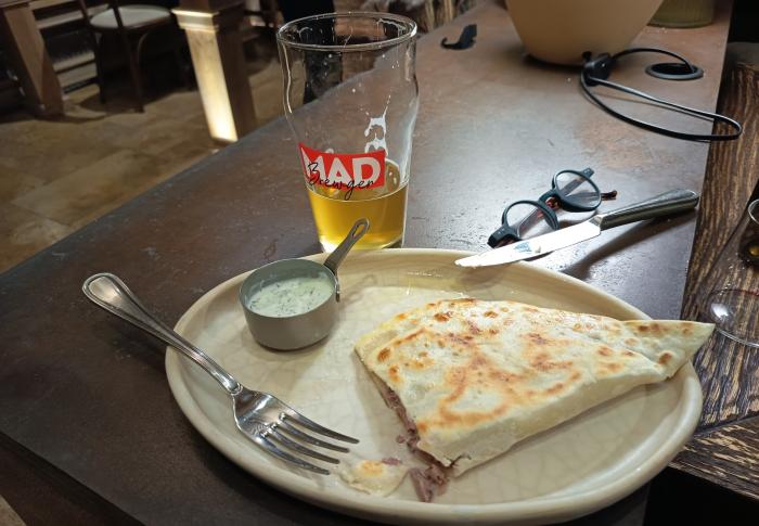 Jantyk v krymskotatarské restauraci ve Lvově. A pivo a brýle autora reportáže.